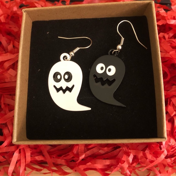 🎃 4 for $20 🆕 Black & White Ghosts